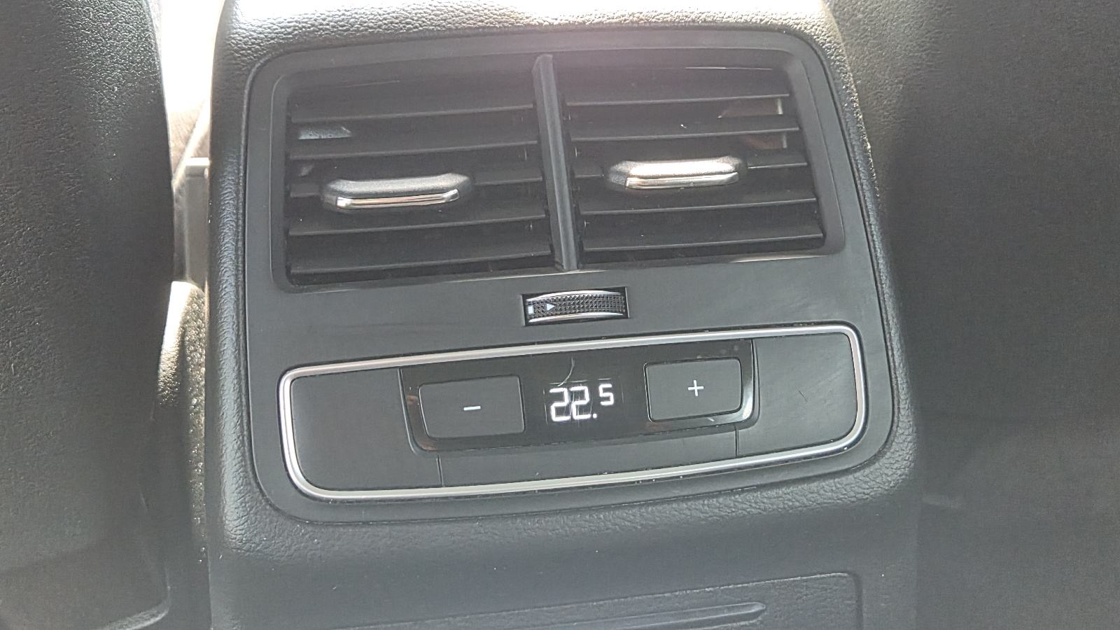 Audi A4 2,0 TDI - VRHUNSKO STANJE - VIRTUAL - NAVIGACIJA -, fotografija 15