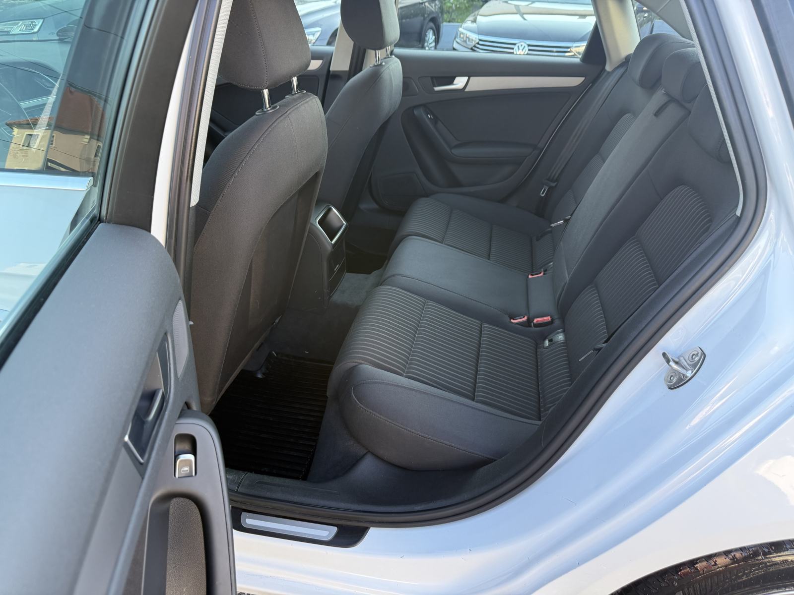 Audi A4 2,0 TDI XENON,NAVI,LED,NOVE GUME,SERVISNA,TOP STANJE!!!, fotografija 17