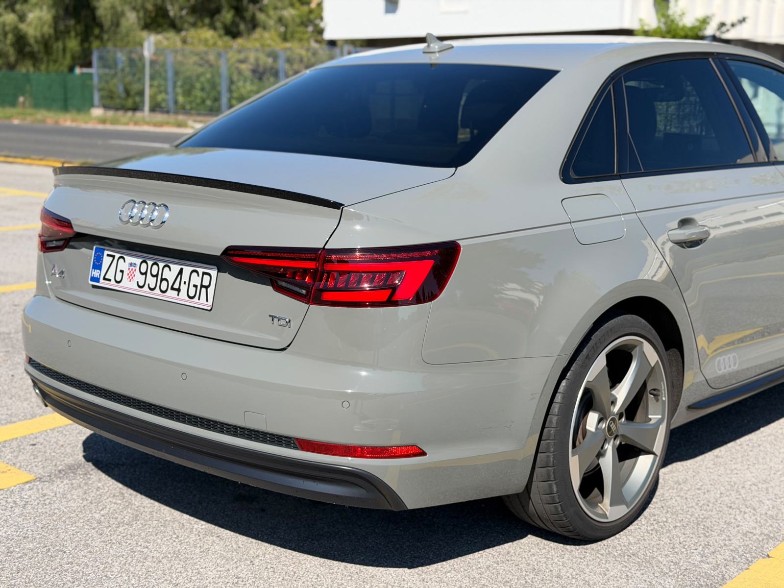 Audi A4 2,0 TDI3x S-Line Black Edition / Kupljen nov u RH / 1. vlasnik, fotografija 2
