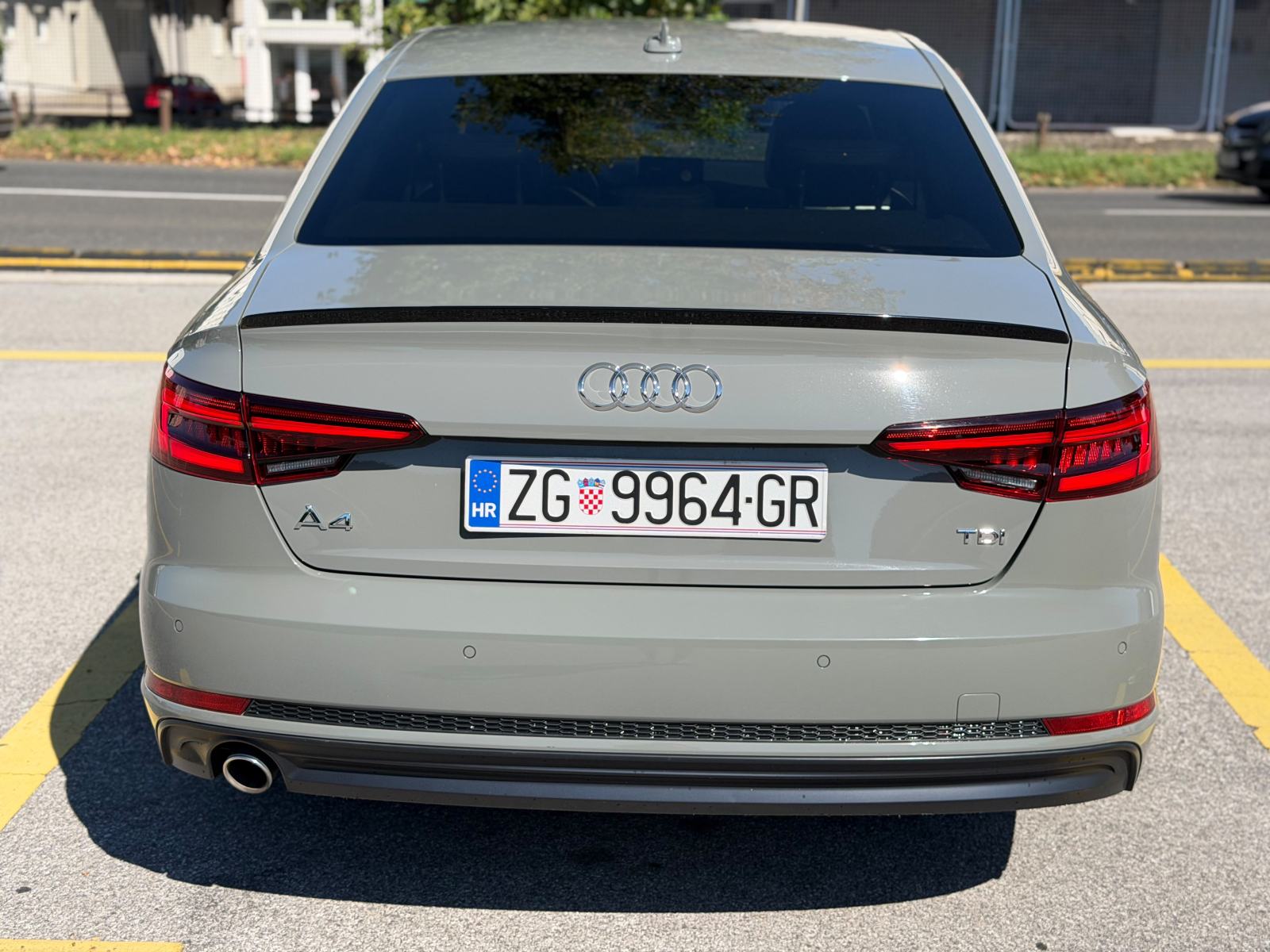 Audi A4 2,0 TDI3x S-Line Black Edition / Kupljen nov u RH / 1. vlasnik, fotografija 5
