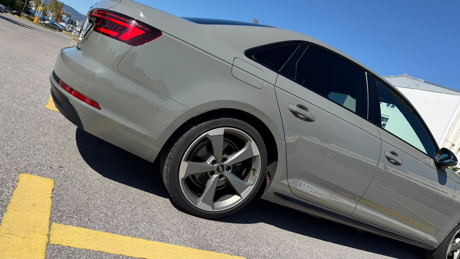 Audi A4 2,0 TDI3x S-Line Black Edition / Kupljen nov u RH / 1. vlasnik, fotografija 8