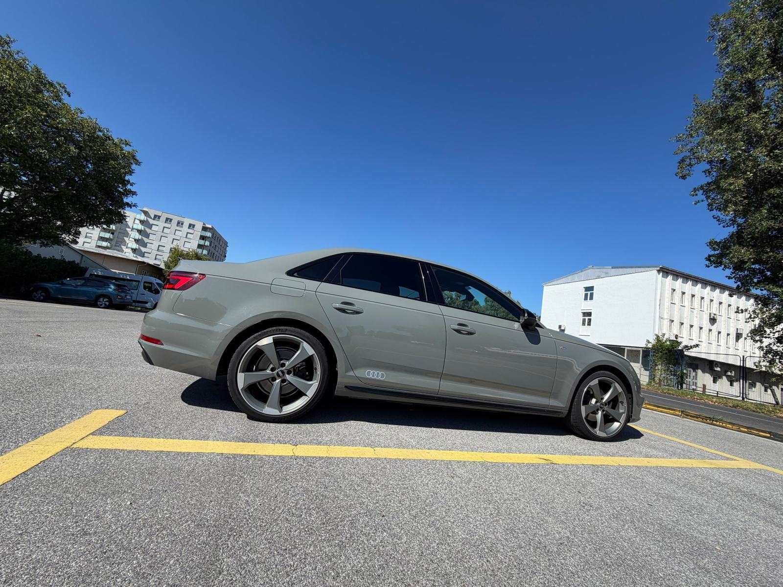 Audi A4 2,0 TDI3x S-Line Black Edition / Kupljen nov u RH / 1. vlasnik, fotografija 11