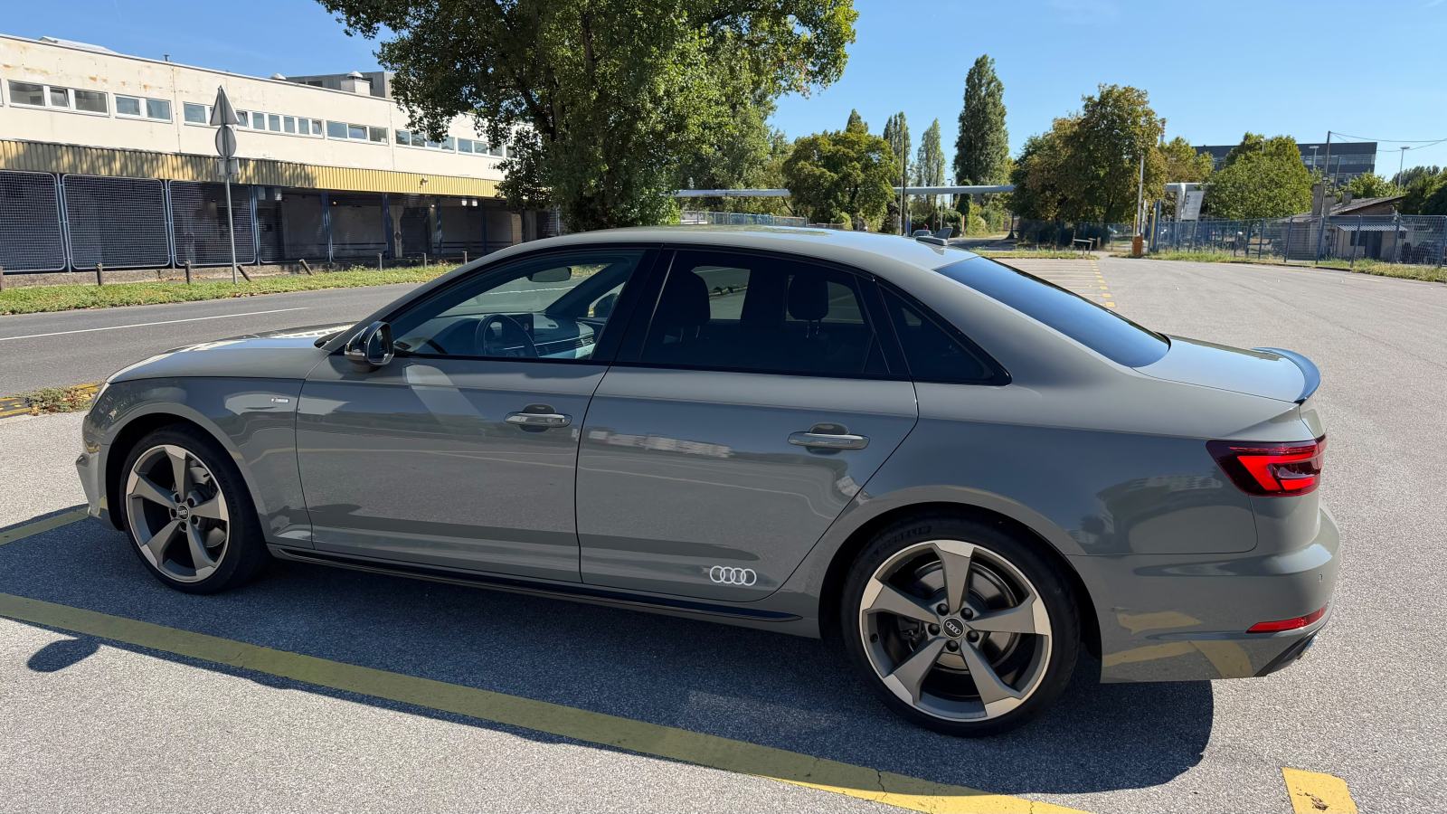Audi A4 2,0 TDI3x S-Line Black Edition / Kupljen nov u RH / 1. vlasnik, fotografija 13