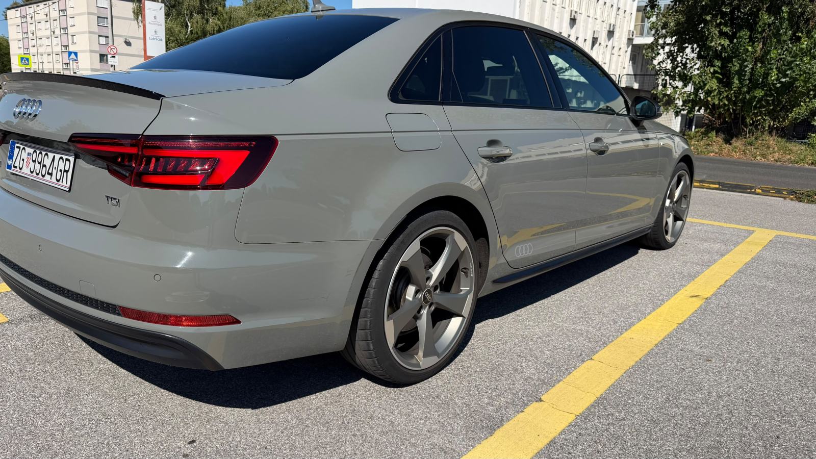 Audi A4 2,0 TDI3x S-Line Black Edition / Kupljen nov u RH / 1. vlasnik, fotografija 14