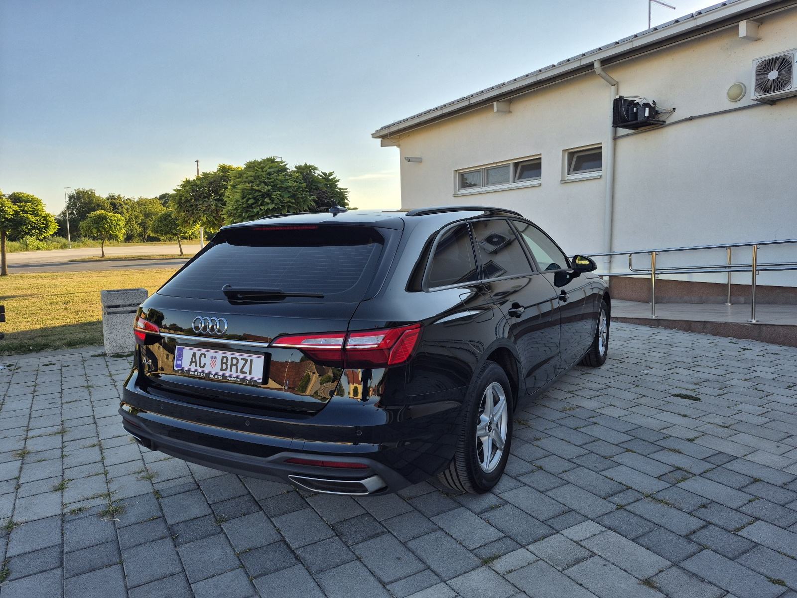 Audi A4 30 TDI automatik,Virtual, navigacija,F1,Servisna,Bi-xenon,LED, fotografija 9