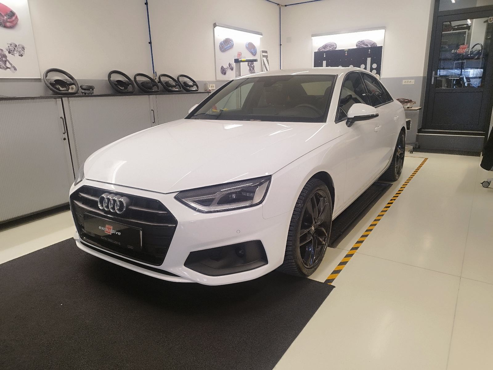 Audi A4 35 TFSI *** PRVI VLASNIK ***, fotografija 1