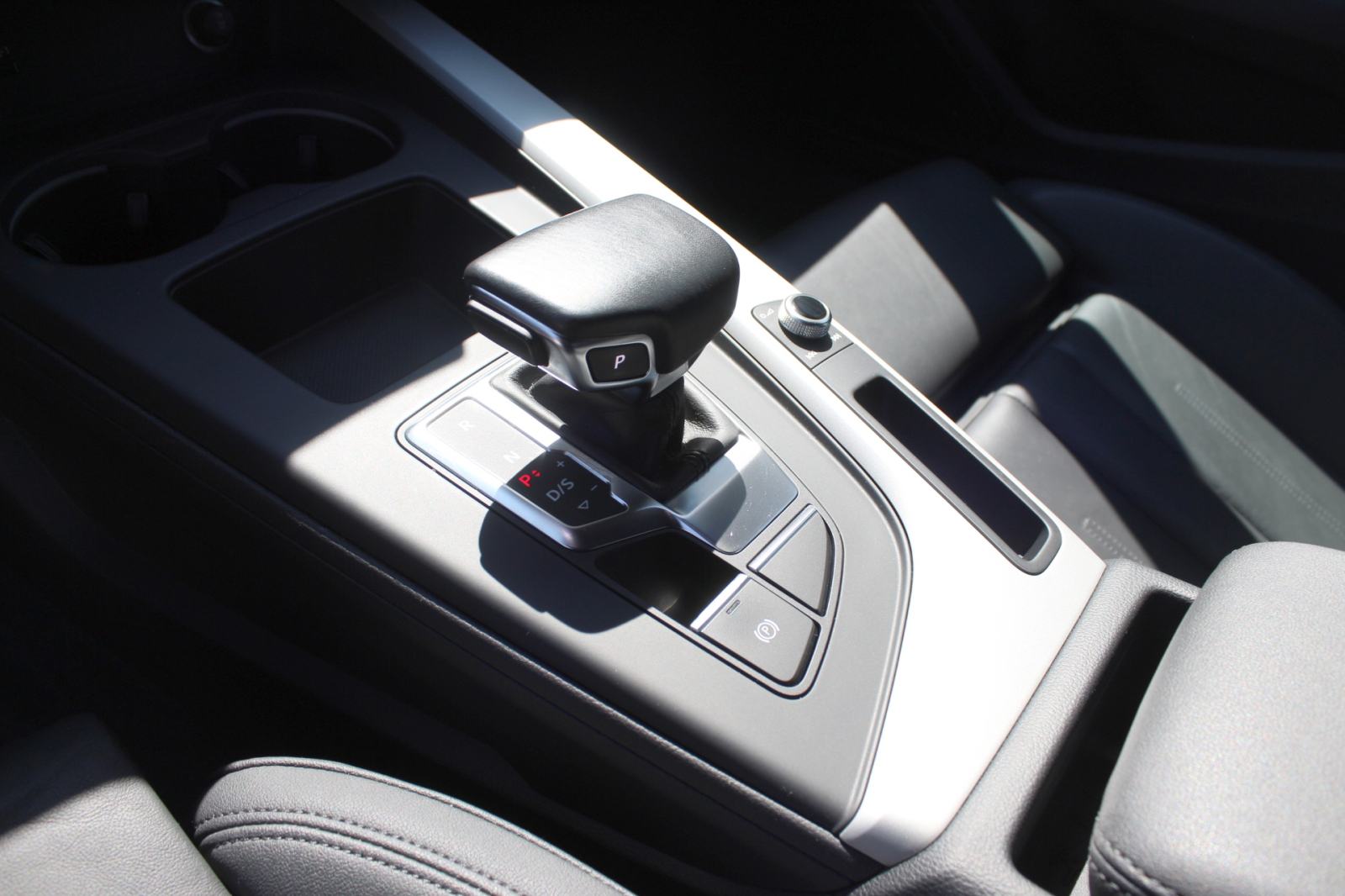 Audi A4 40 TDI AUTOMATIK, LED, NAVIGACIJA, ALU 17", KOŽA, GARANCIJA., fotografija 13