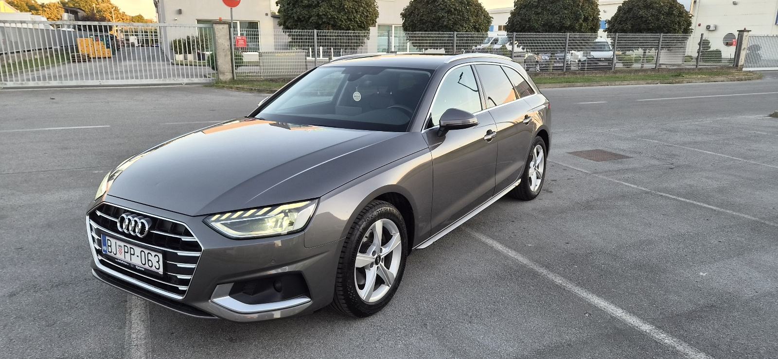 Audi A4 Avant 30 TDI **LED, koža, grijanje sjedala, odličan**, pogled izvana - slika 1