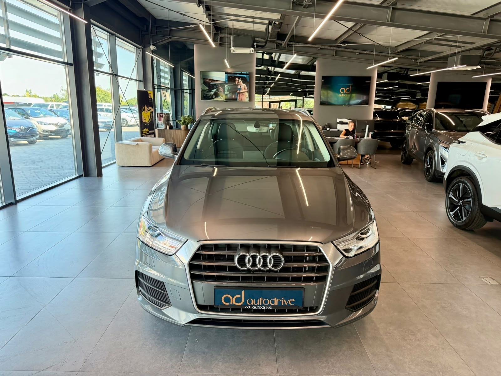 Audi Q3 2,0 TDI NAVI • KLIMA • TEMPOMAT • ALU17" • VELIKI SERVIS, fotografija 3