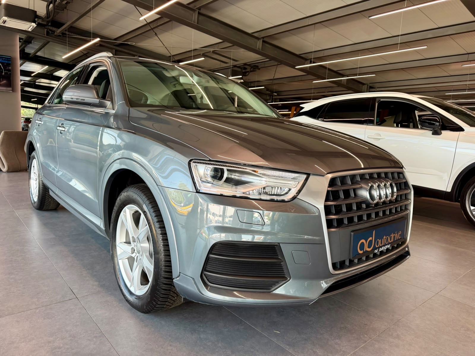 Audi Q3 2,0 TDI NAVI • KLIMA • TEMPOMAT • ALU17" • VELIKI SERVIS, fotografija 10