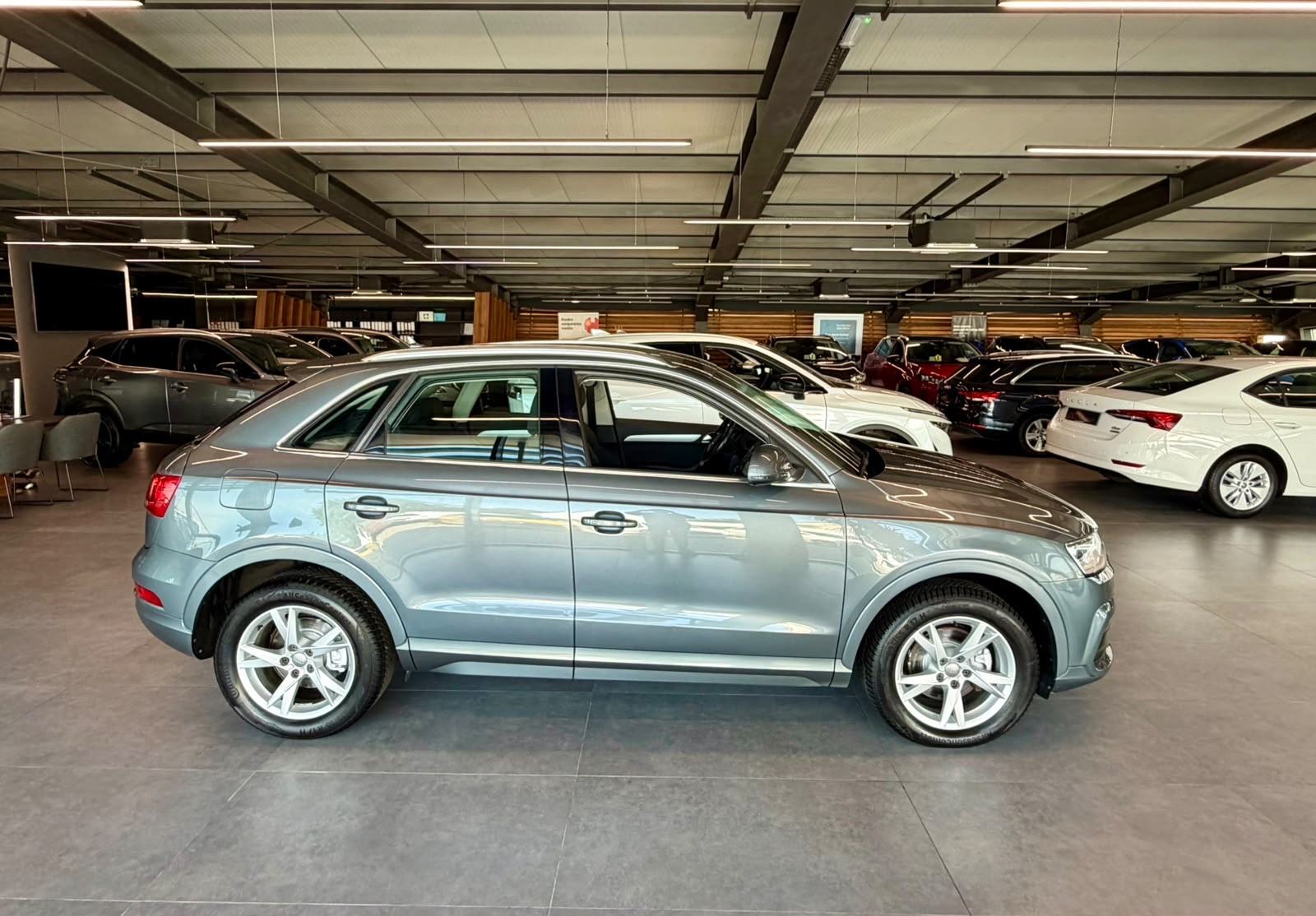 Audi Q3 2,0 TDI NAVI • KLIMA • TEMPOMAT • ALU17" • VELIKI SERVIS, fotografija 8