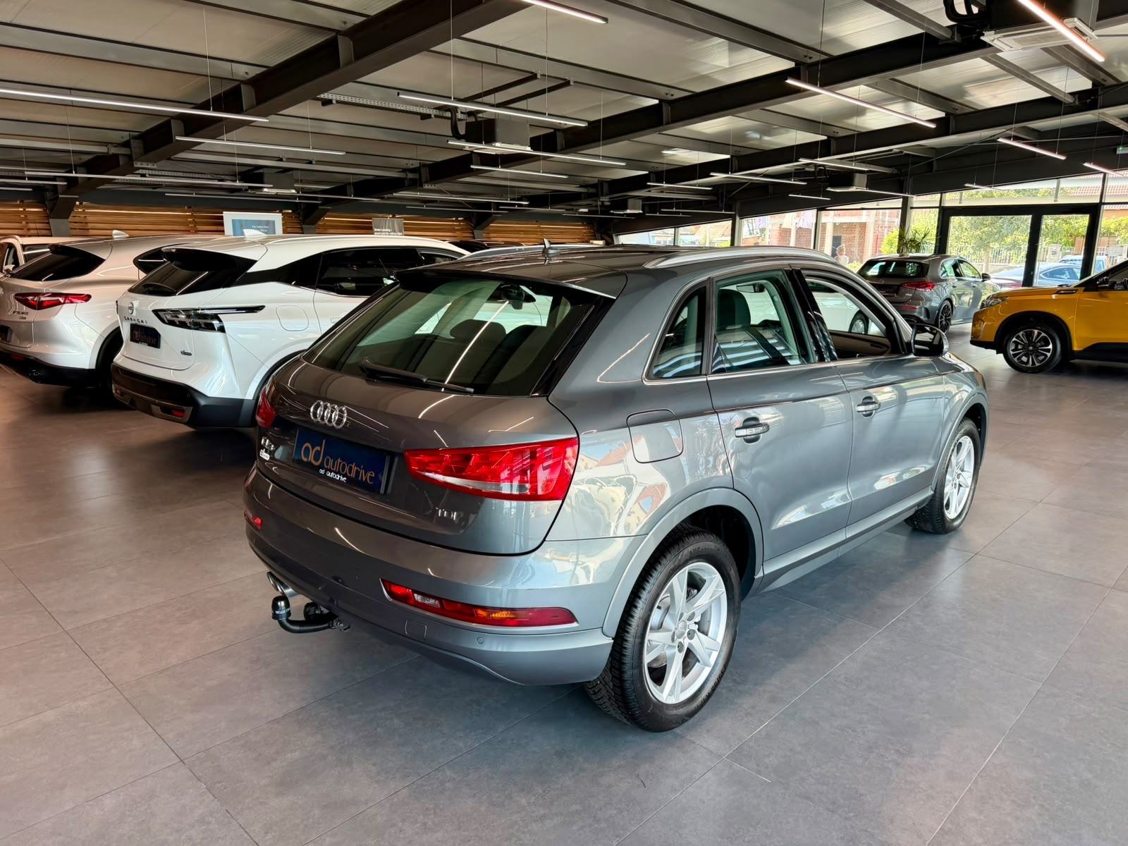 Audi Q3 2,0 TDI NAVI • KLIMA • TEMPOMAT • ALU17" • VELIKI SERVIS, fotografija 7