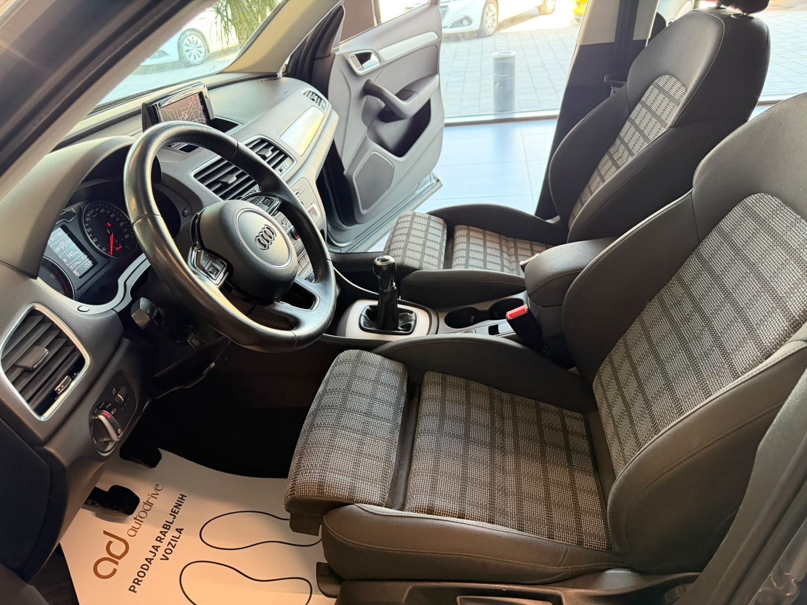 Audi Q3 2,0 TDI NAVI • KLIMA • TEMPOMAT • ALU17" • VELIKI SERVIS, fotografija 15