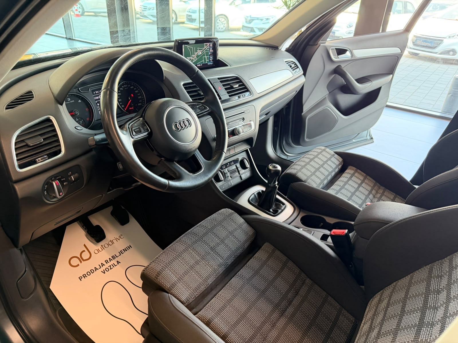 Audi Q3 2,0 TDI NAVI • KLIMA • TEMPOMAT • ALU17" • VELIKI SERVIS, fotografija 13