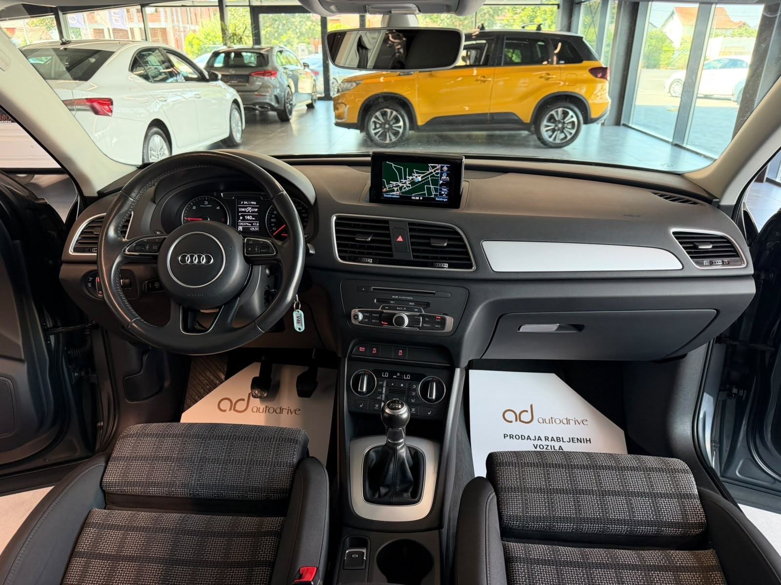 Audi Q3 2,0 TDI NAVI • KLIMA • TEMPOMAT • ALU17" • VELIKI SERVIS, fotografija 16