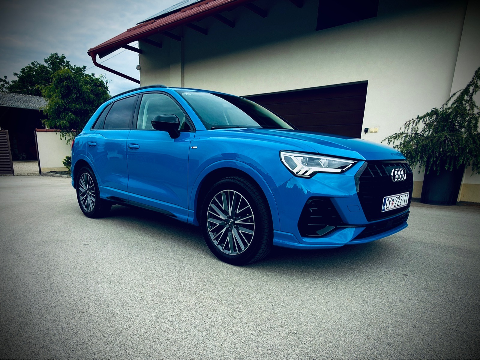 Audi Q3 35 TFSI // S tronic // S line // Black optic, fotografija 2