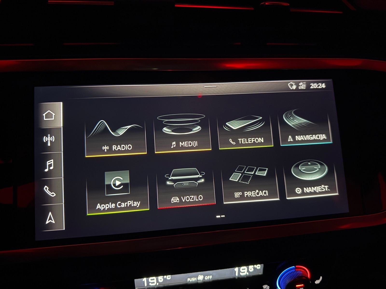 Audi Q3 35 TFSI // S tronic // S line // Black optic, fotografija 12