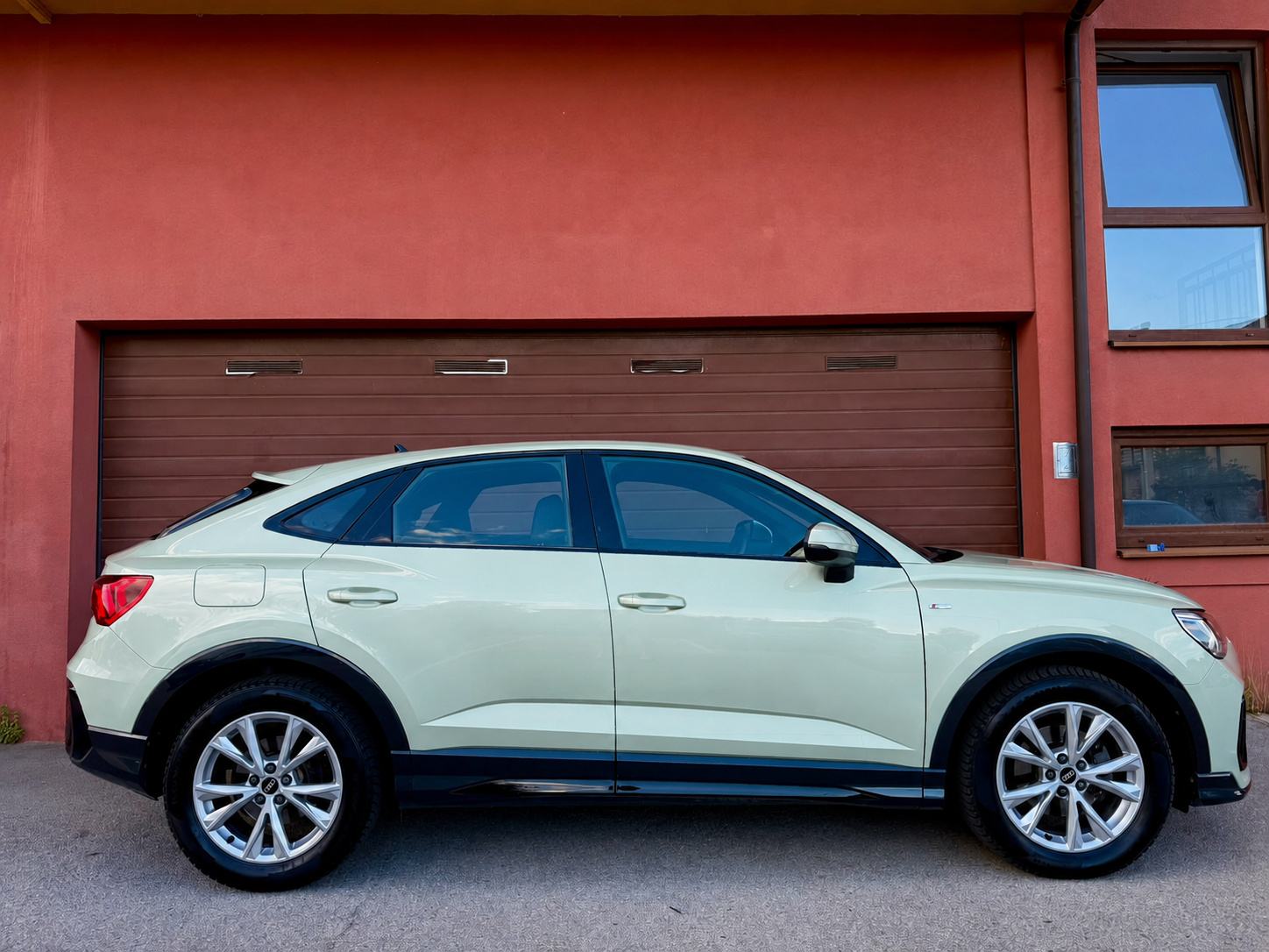 Audi Q3 Sportback 35 TDI S line – atraktivna Dew Silver mint boja, fotografija 3