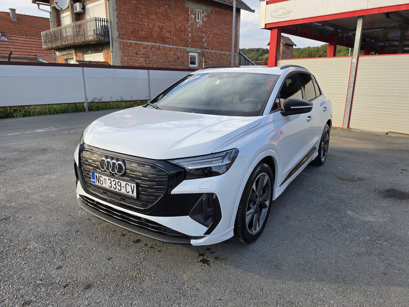 Audi Q4 50 e-tron quattro, S line, fotografija 2