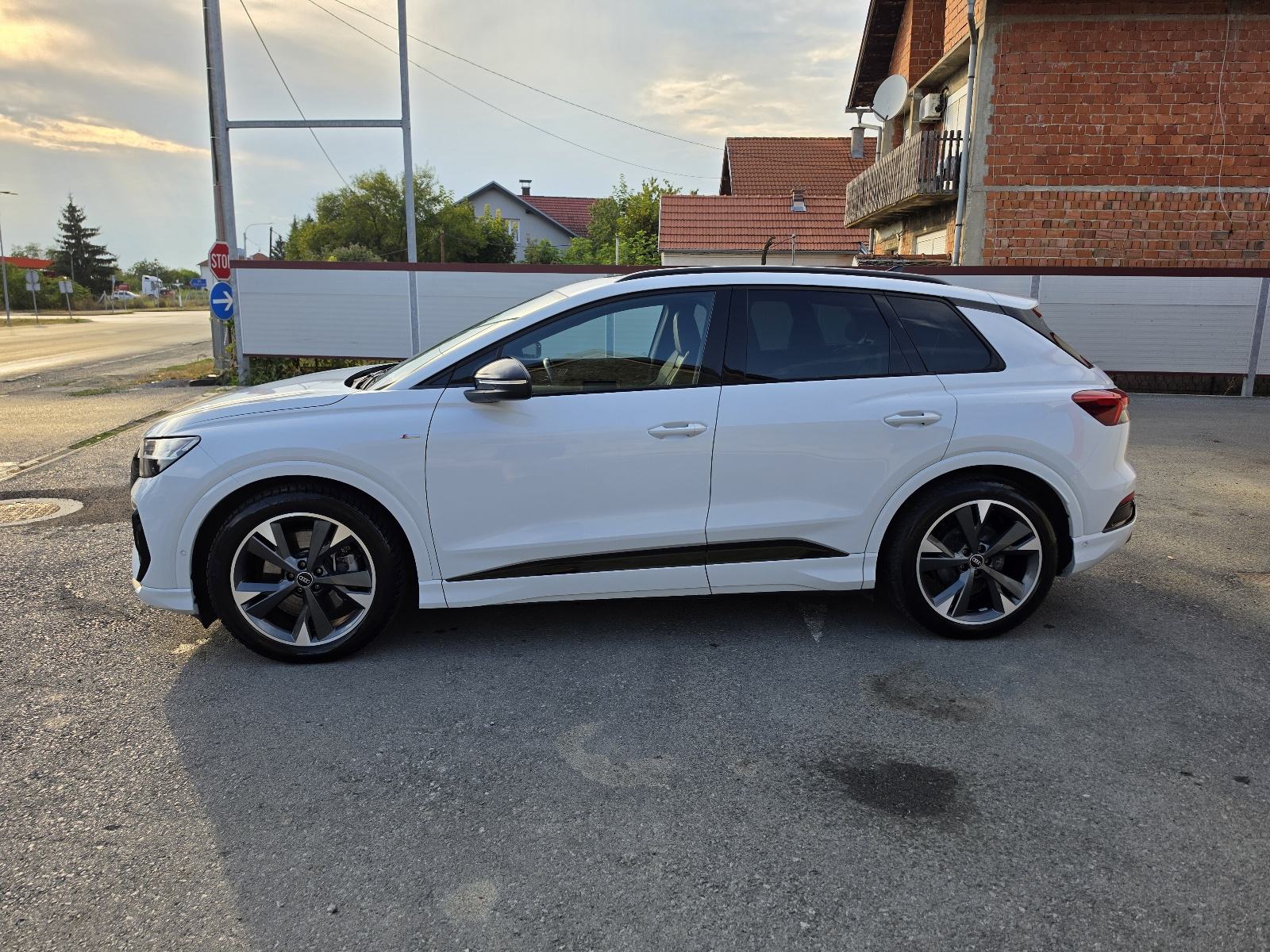 Audi Q4 50 e-tron quattro, S line, fotografija 3
