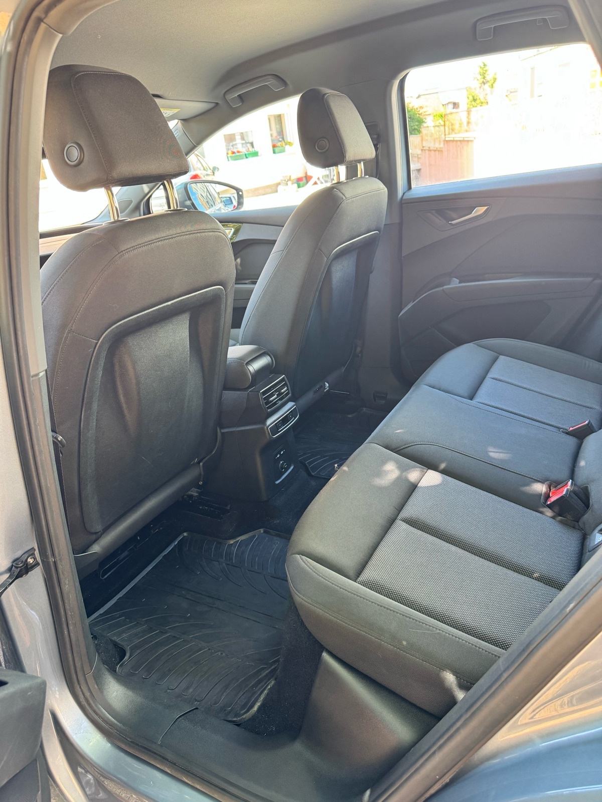 Audi Q4 e-tron S Line 2023, fotografija 11