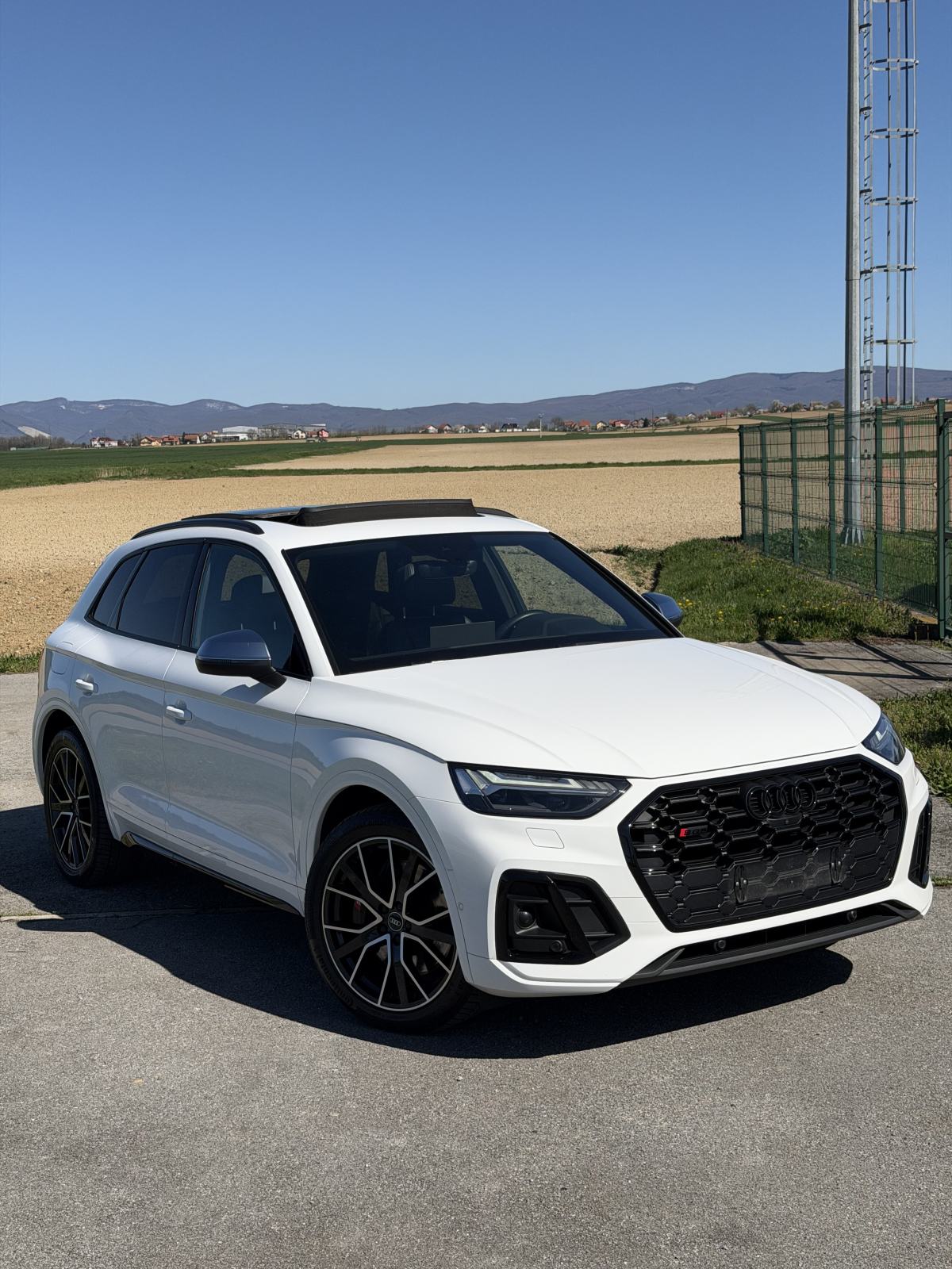 Audi SQ5 Black Edition-Carbon-Zračni, fotografija 2