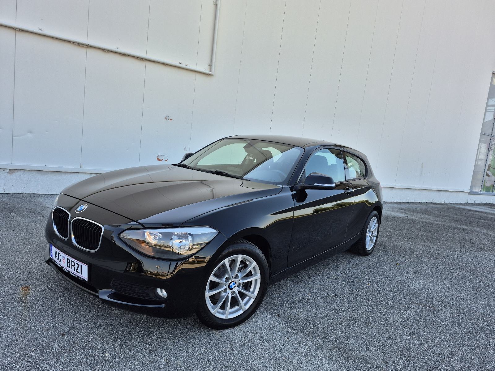 BMW 116d 6 brzina,Klima-automatska,navigacija, senzori,grijanje sjedal, fotografija 1