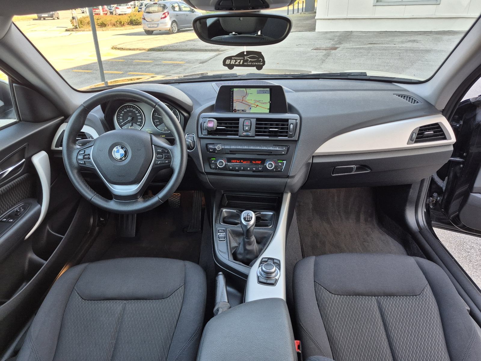 BMW 116d 6 brzina,Klima-automatska,navigacija, senzori,grijanje sjedal, fotografija 19