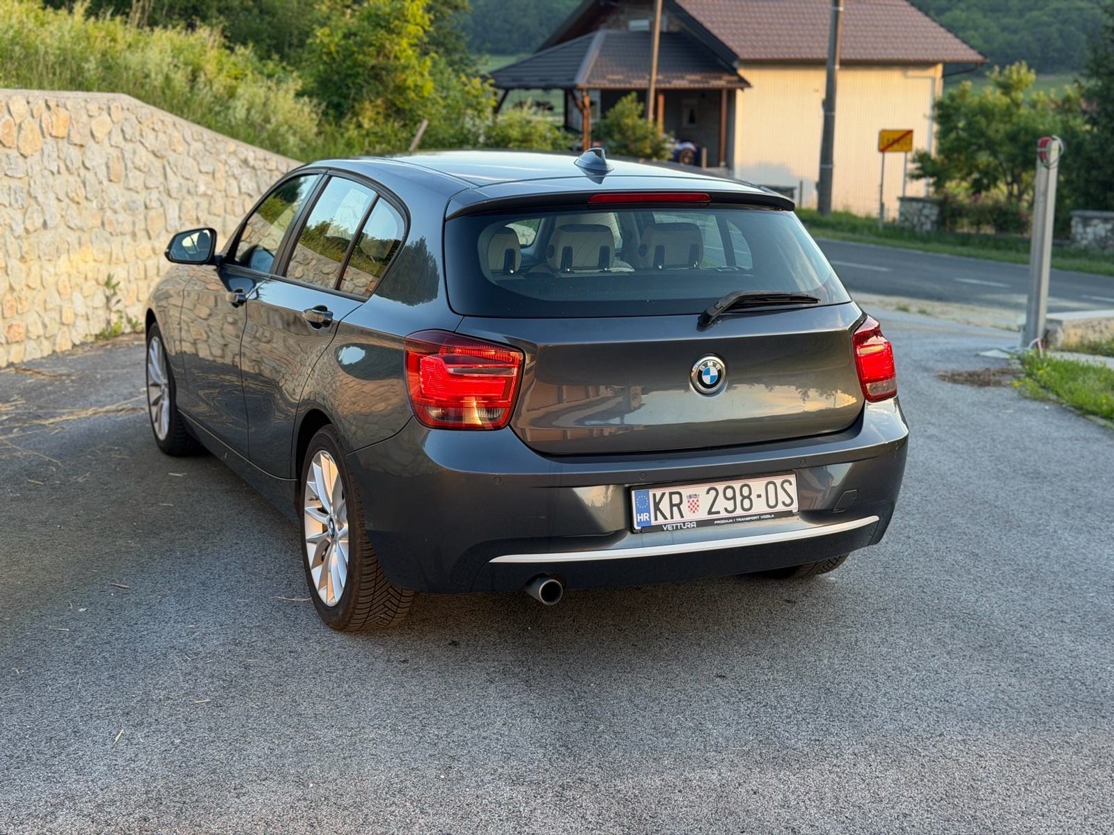 BMW 118d • Automatik • Bixenon • Navigacija • Registriran, fotografija 6