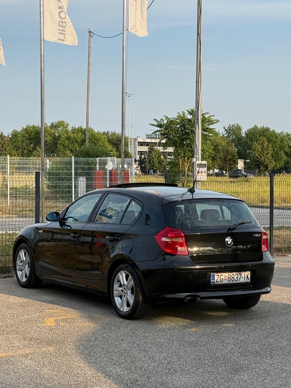 BMW 118d • REGISTRIRAN | NAVI | ŠIBER, pogled izvana - slika 4