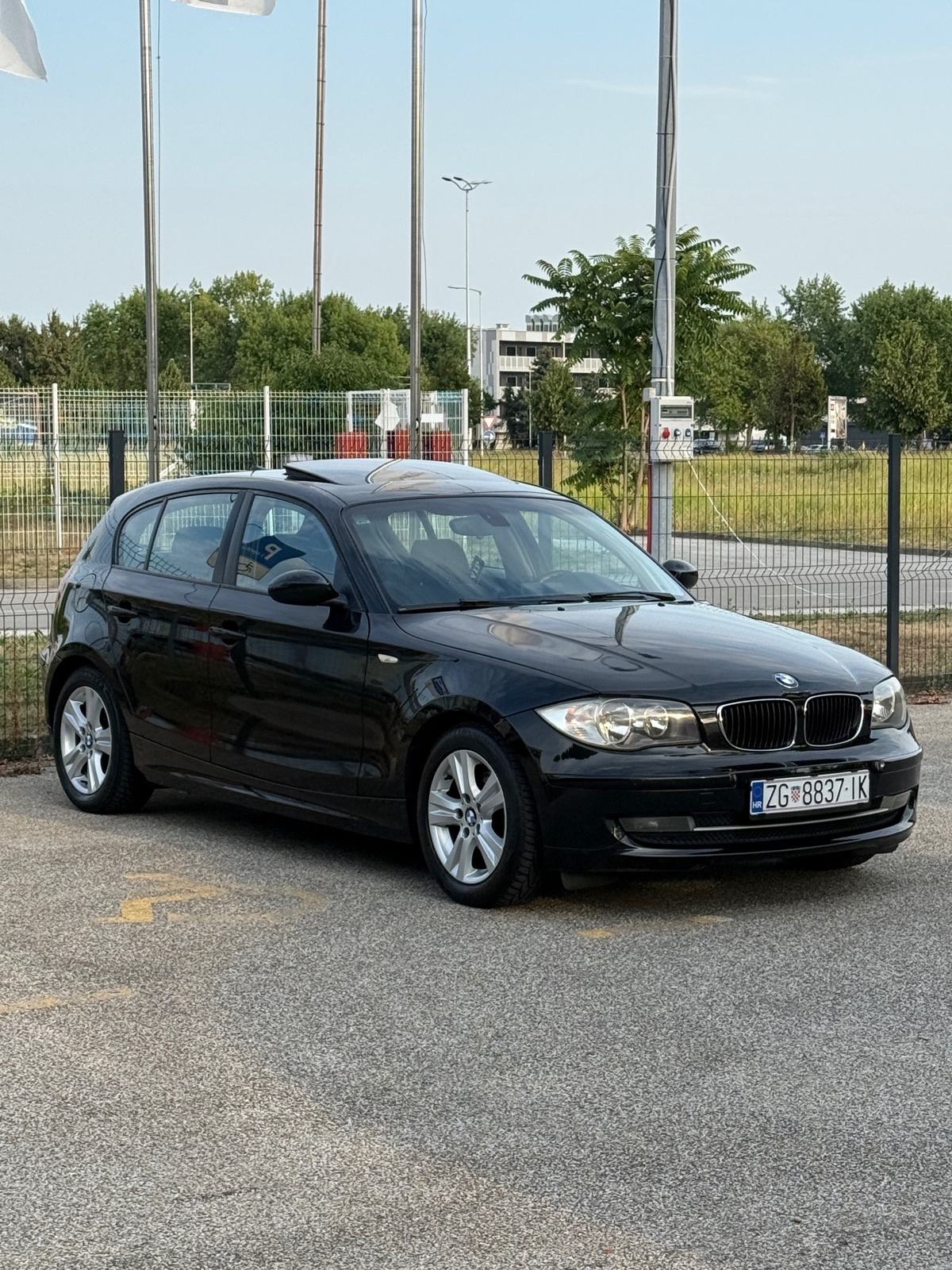 BMW 118d • REGISTRIRAN | NAVI | ŠIBER, pogled izvana - slika 3