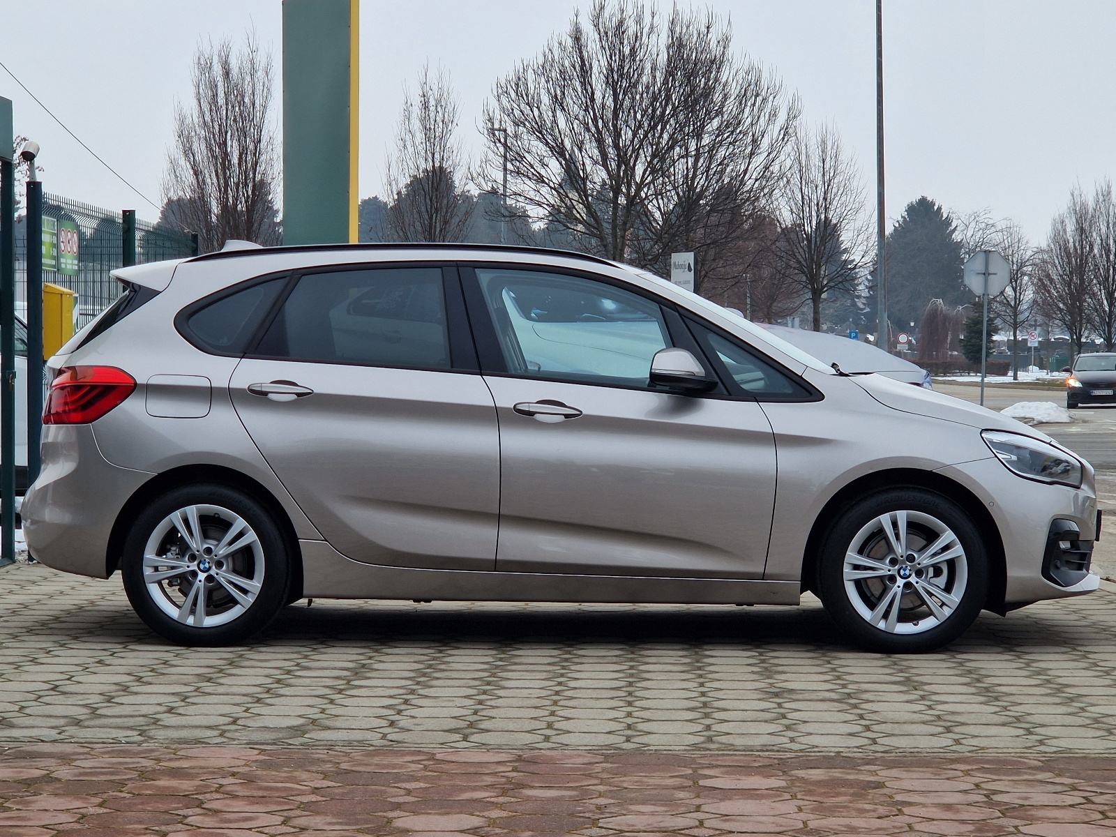 BMW 218i ACTIVE TOURER - 28.000 KM-SERVISNA-BOGATA OPREMA-REG.01/2027., fotografija 5