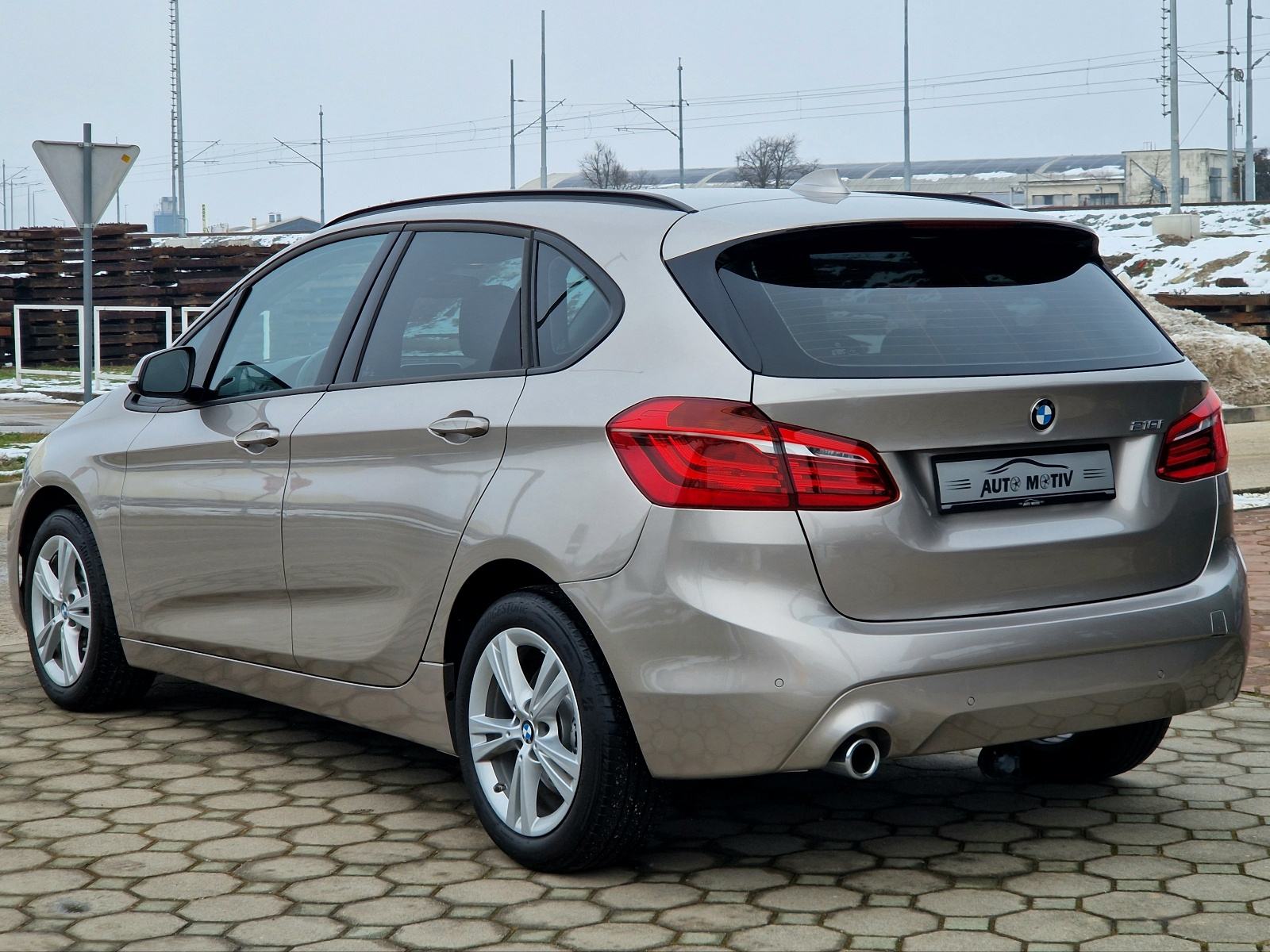 BMW 218i ACTIVE TOURER - 28.000 KM-SERVISNA-BOGATA OPREMA-REG.01/2027., fotografija 8