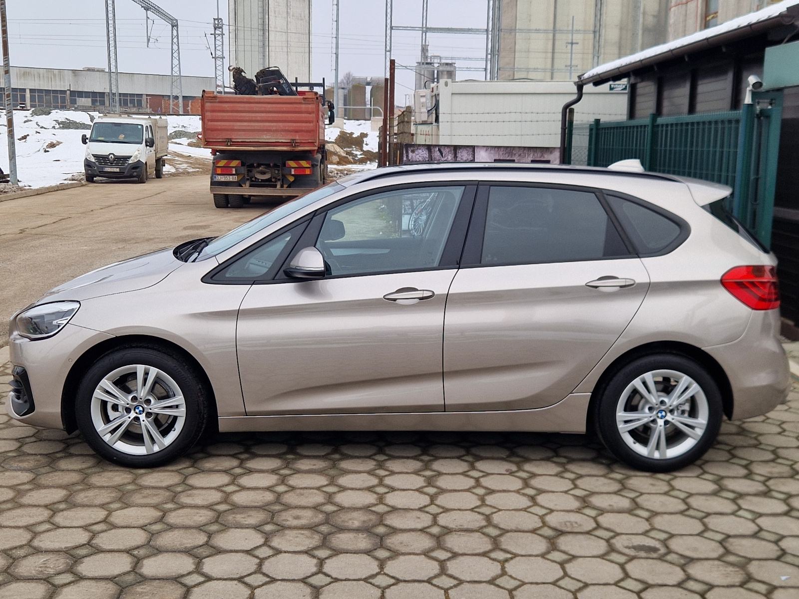 BMW 218i ACTIVE TOURER - 28.000 KM-SERVISNA-BOGATA OPREMA-REG.01/2027., fotografija 9