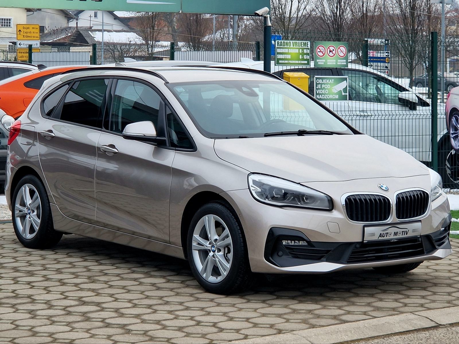 BMW 218i ACTIVE TOURER - 28.000 KM-SERVISNA-BOGATA OPREMA-REG.01/2027., fotografija 4