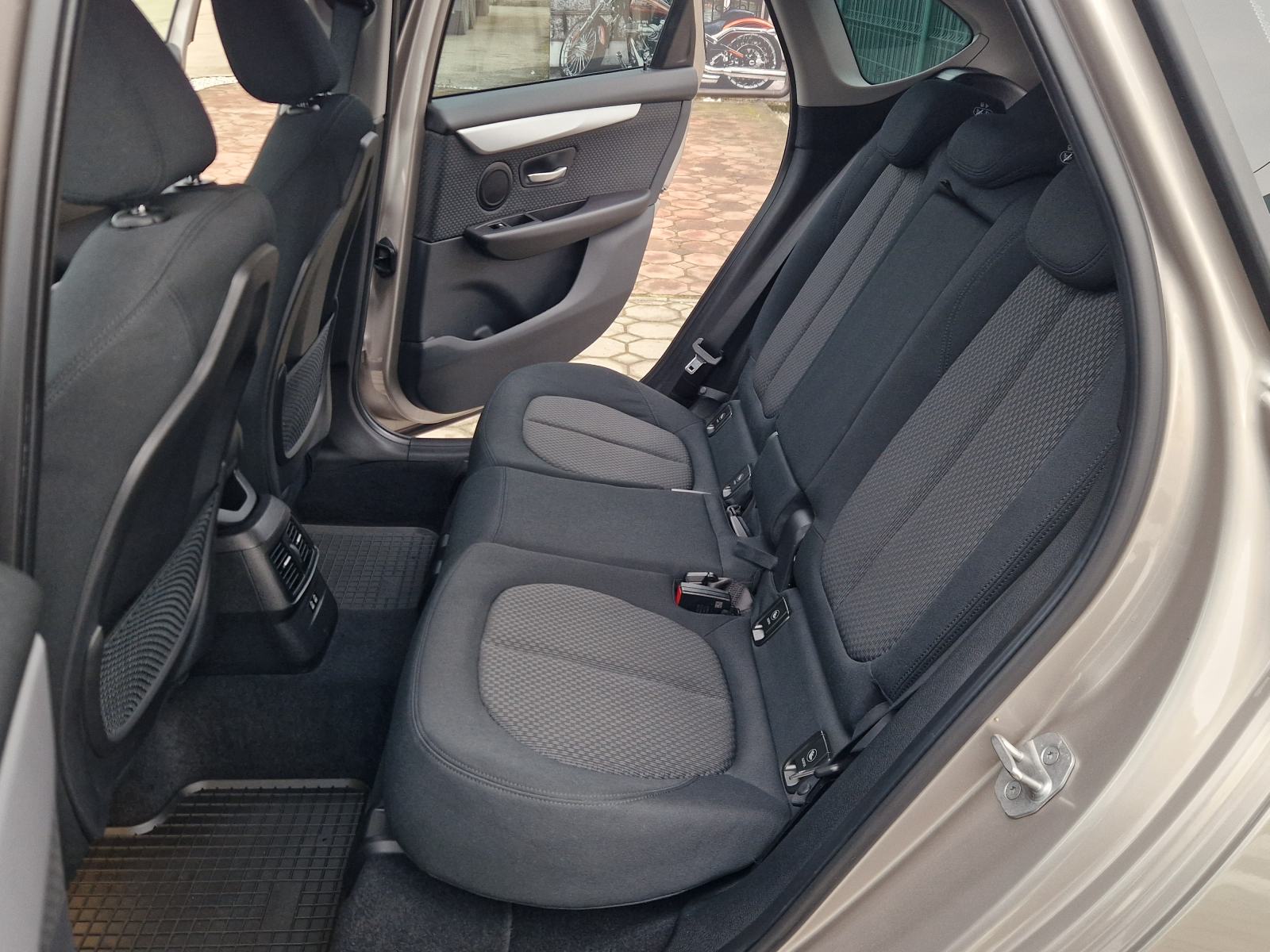 BMW 218i ACTIVE TOURER - 28.000 KM-SERVISNA-BOGATA OPREMA-REG.01/2027., fotografija 14