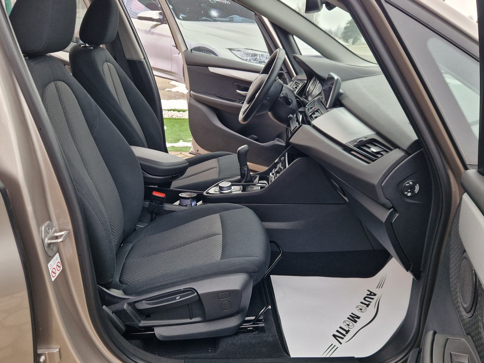 BMW 218i ACTIVE TOURER - 28.000 KM-SERVISNA-BOGATA OPREMA-REG.01/2027., fotografija 16