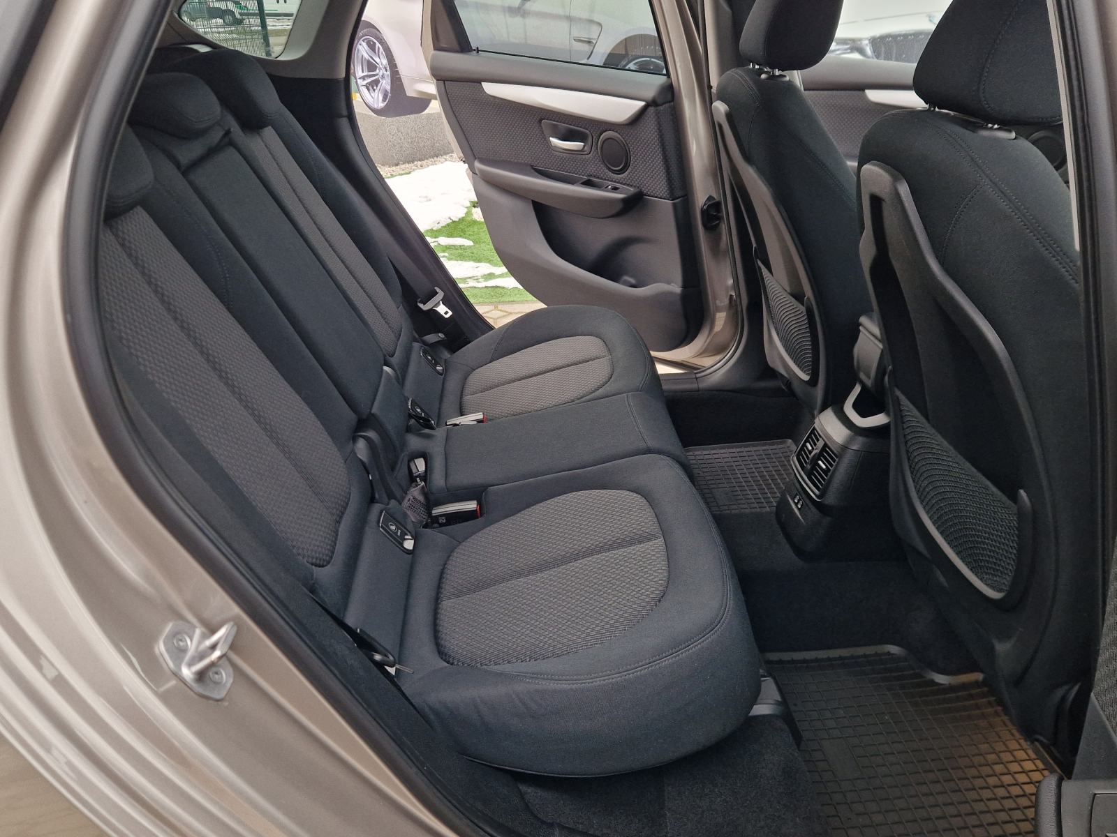 BMW 218i ACTIVE TOURER - 28.000 KM-SERVISNA-BOGATA OPREMA-REG.01/2027., fotografija 19