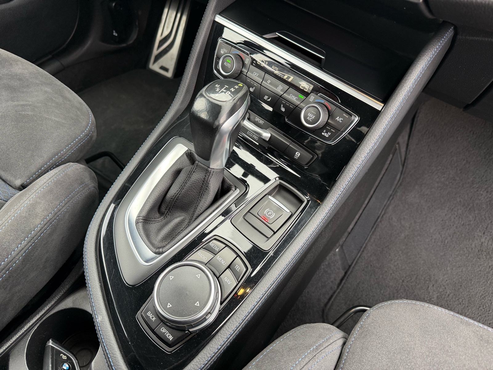 BMW 220d Xdrive M PAKET, AUTOMAT, NAVI, BIXENON, HUD, GRATIS REG, fotografija 15