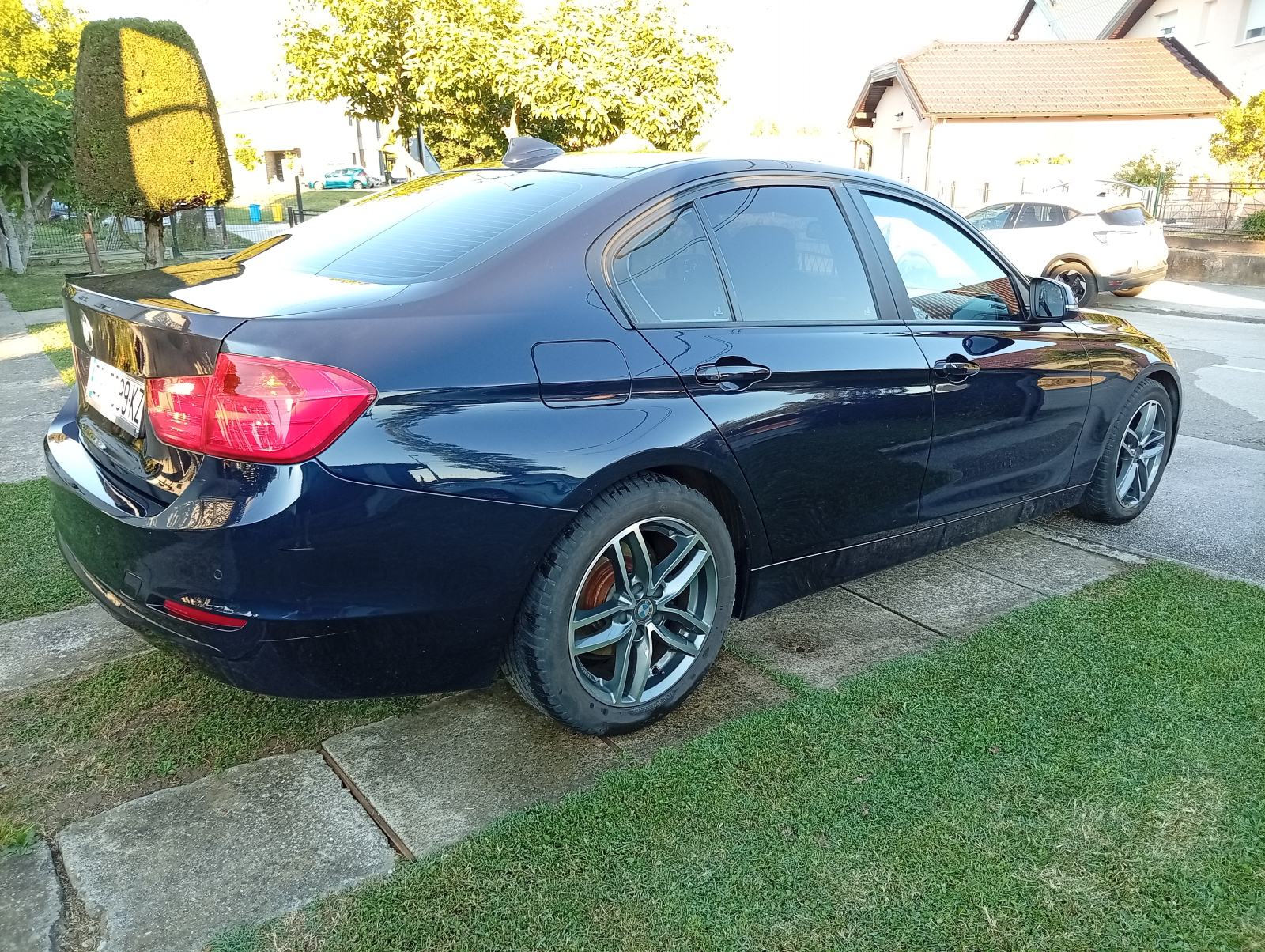 BMW 3 automatik, kuka, reg 02/27 - 6999 eura, pogled izvana - slika 3