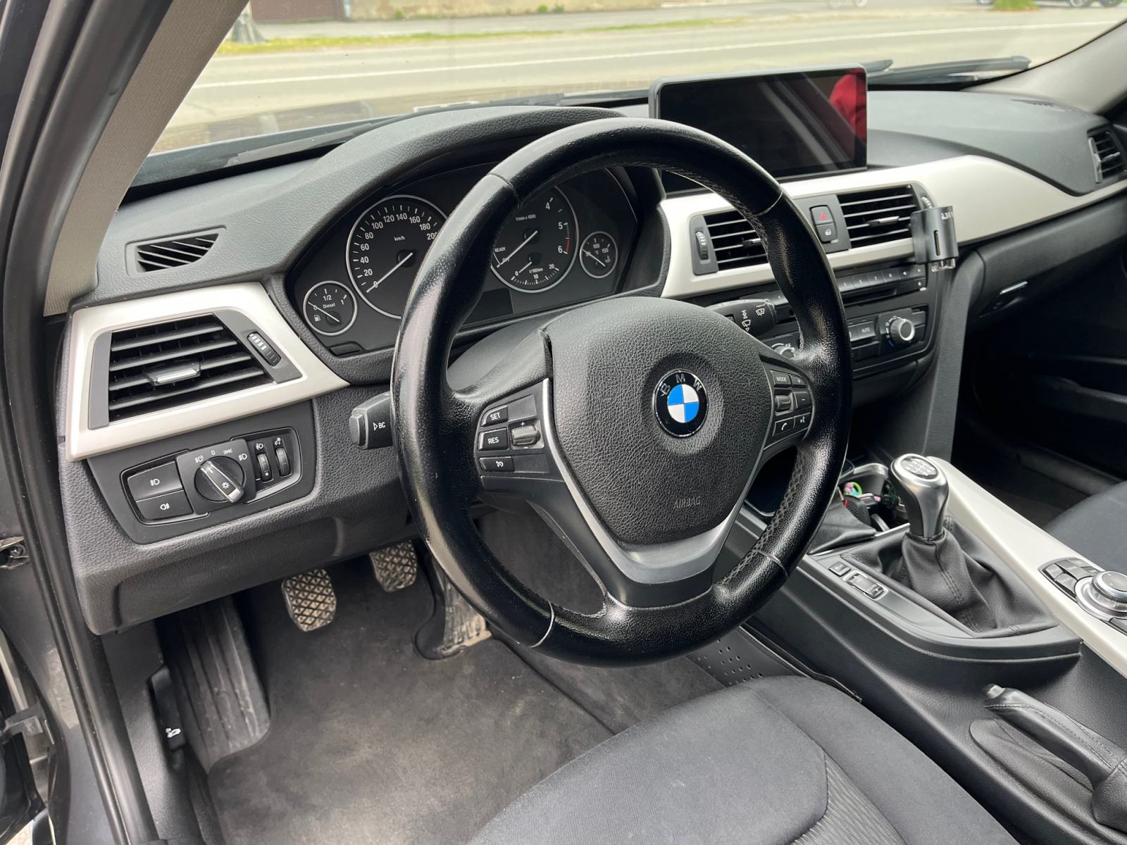 BMW 316d Touring alu 18 aut.klima navi PDC reg do 03/2027, fotografija 10