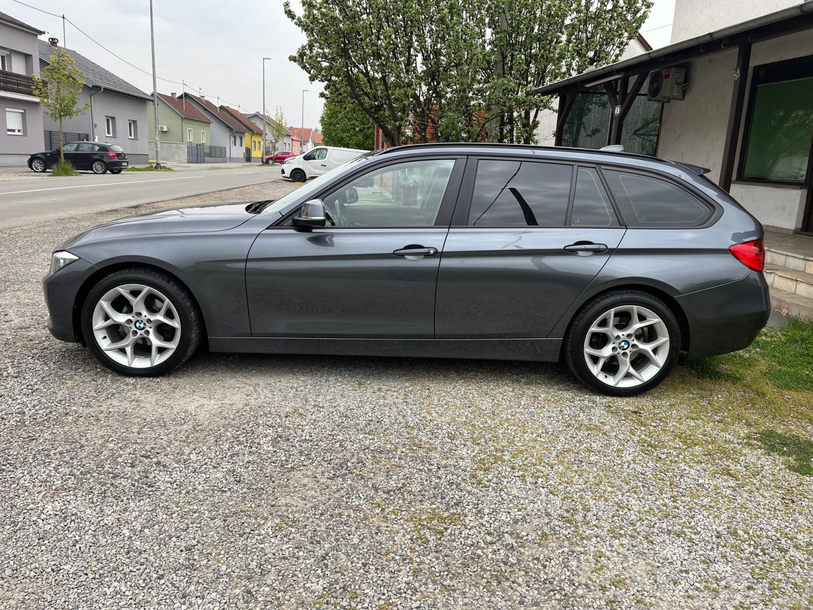 BMW 316d Touring alu 18 aut.klima navi PDC reg do 03/2027, fotografija 8