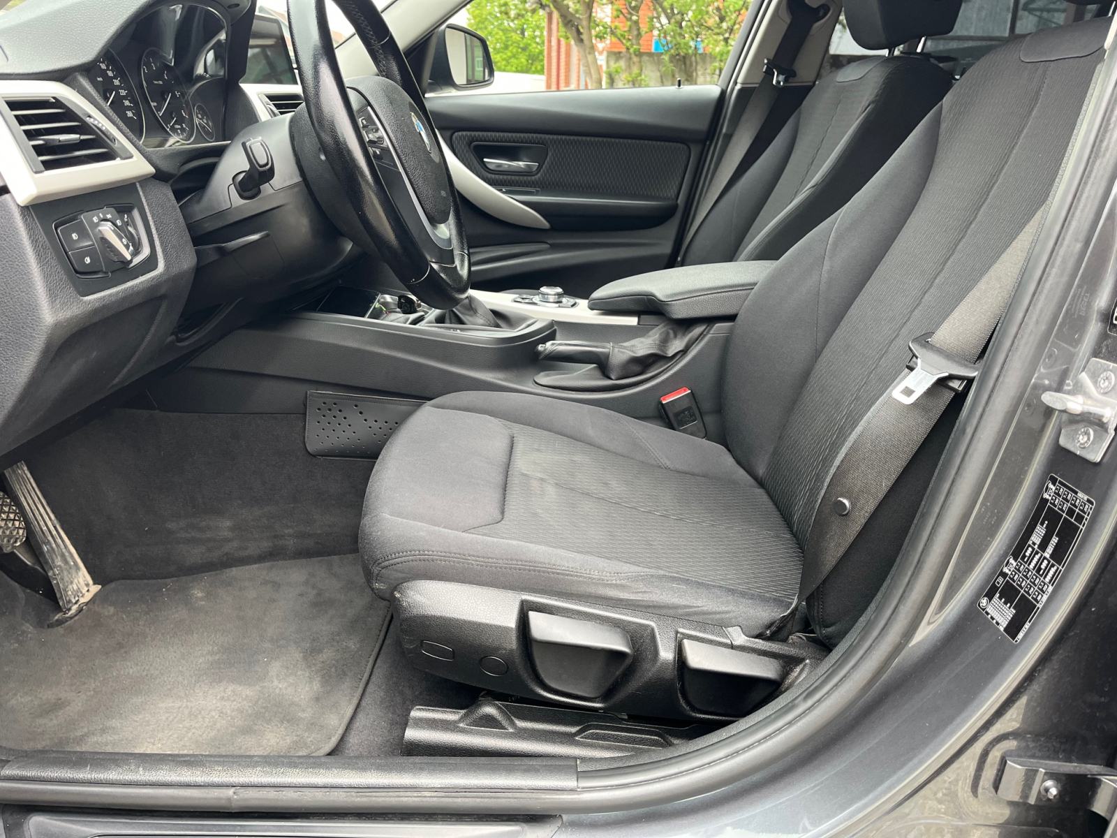 BMW 316d Touring alu 18 aut.klima navi PDC reg do 03/2027, fotografija 11