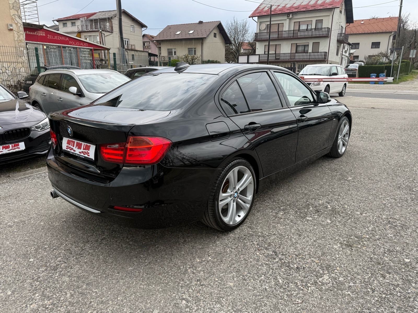BMW 318d Automatik 2012.g Xenon, NAVI, Head-Up, fotografija 4