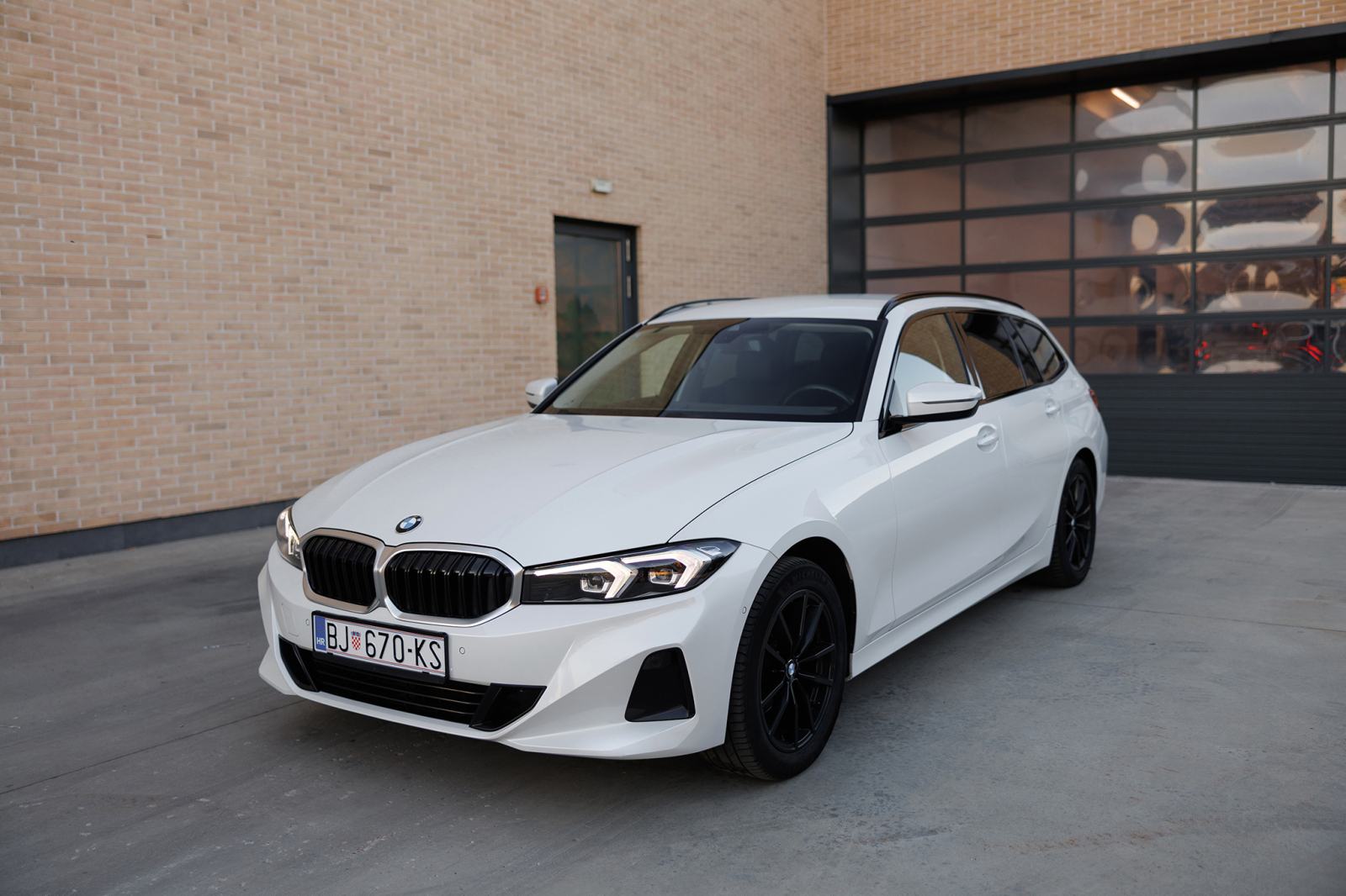 BMW 318d | Harman/Kardon | Kamera | Mrtvi kut | CarPlay | Koža | Navi, fotografija 1