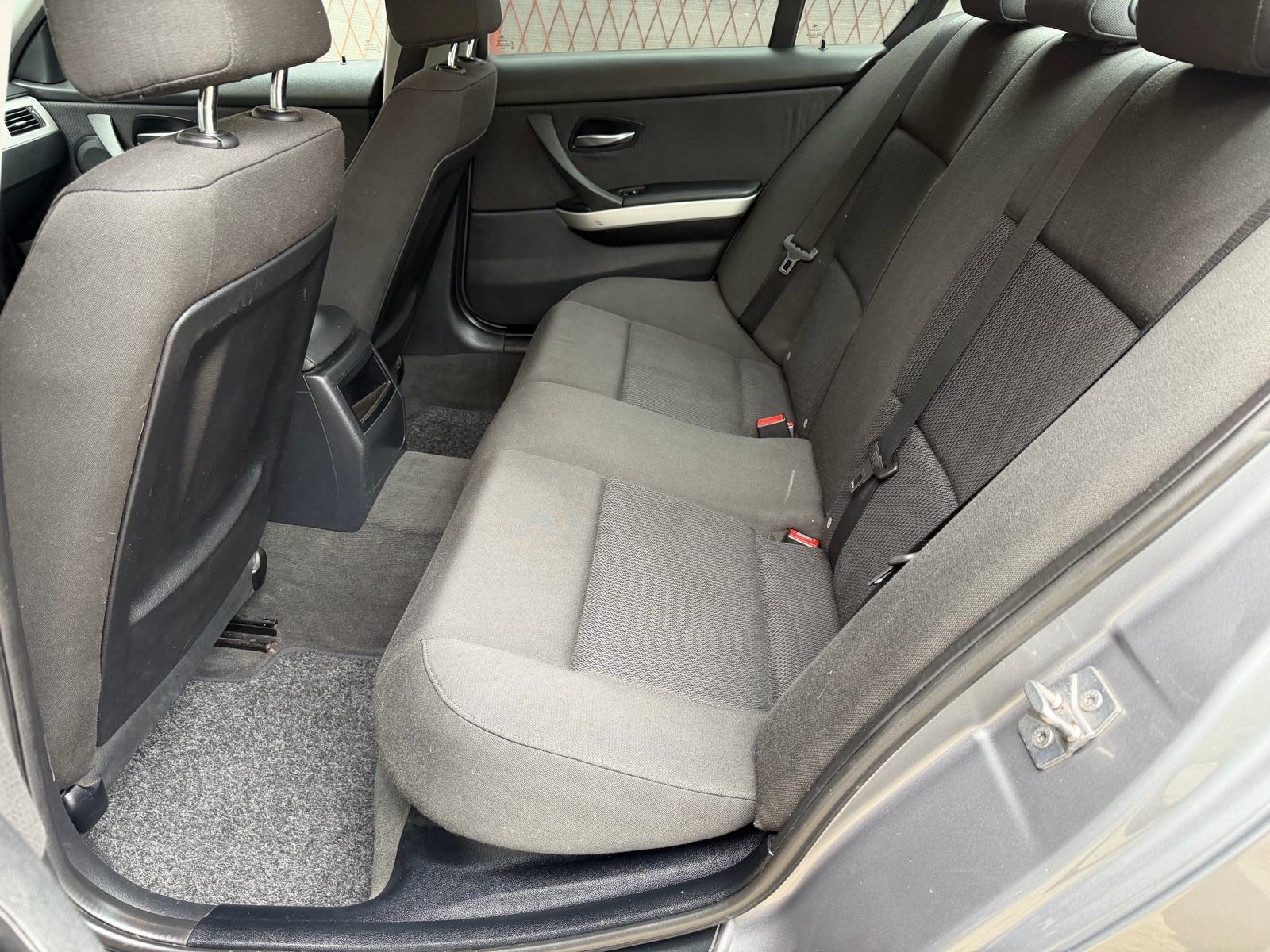 BMW 318d, REGISTR 02/2027,ALU FELGE,KLIMA,MF VOLAN,TOP STANJE, fotografija 14