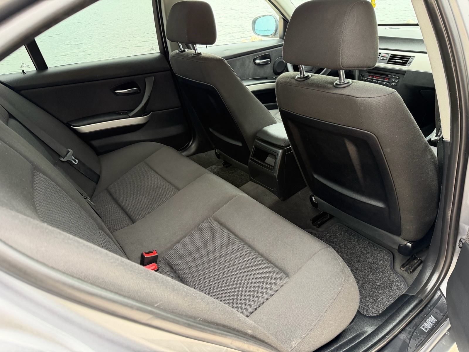 BMW 318d, REGISTR 02/2027,ALU FELGE,KLIMA,MF VOLAN,TOP STANJE, fotografija 15