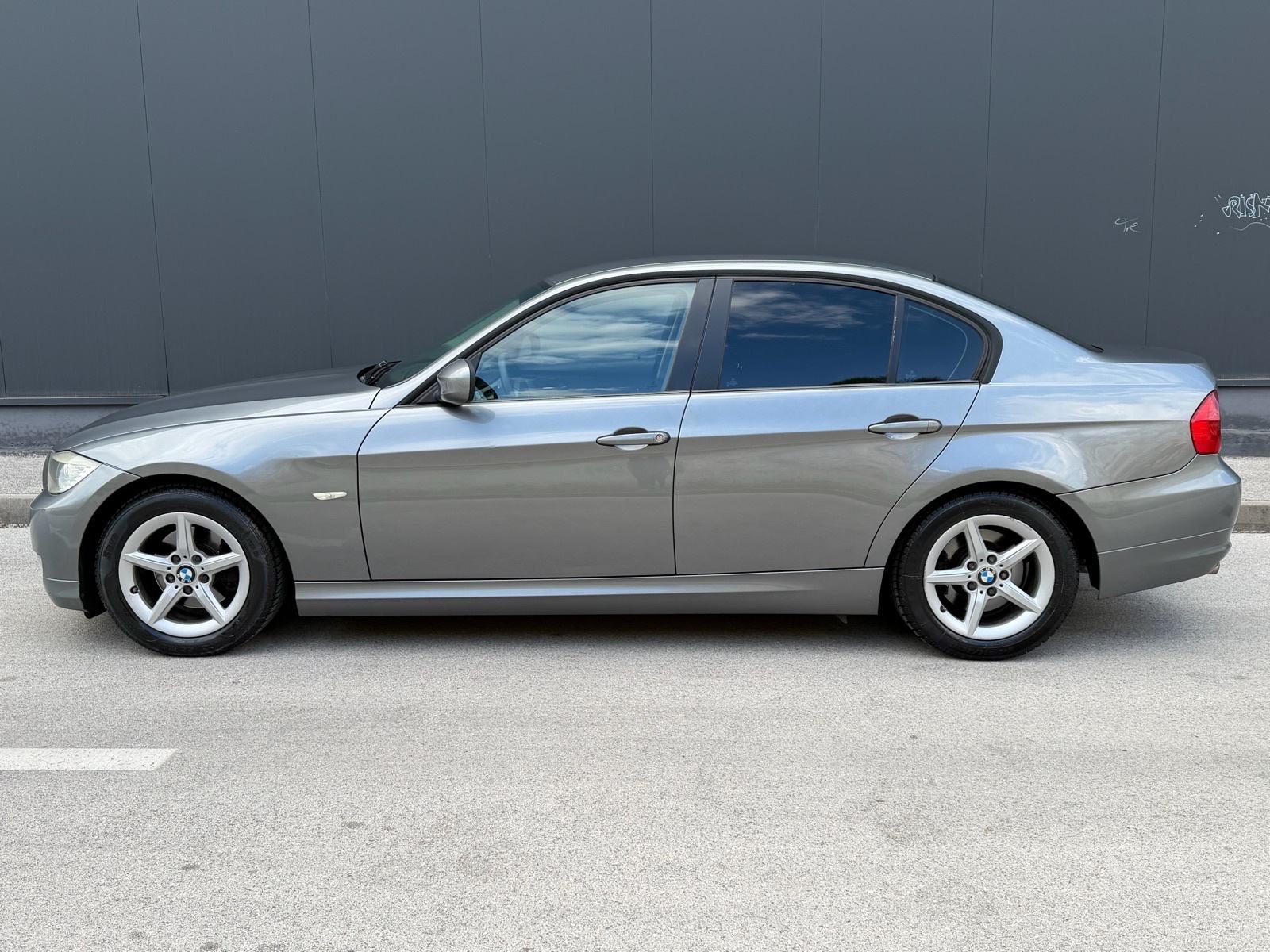 BMW 318d, REGISTR 02/2027,ALU FELGE,KLIMA,MF VOLAN,TOP STANJE, fotografija 3