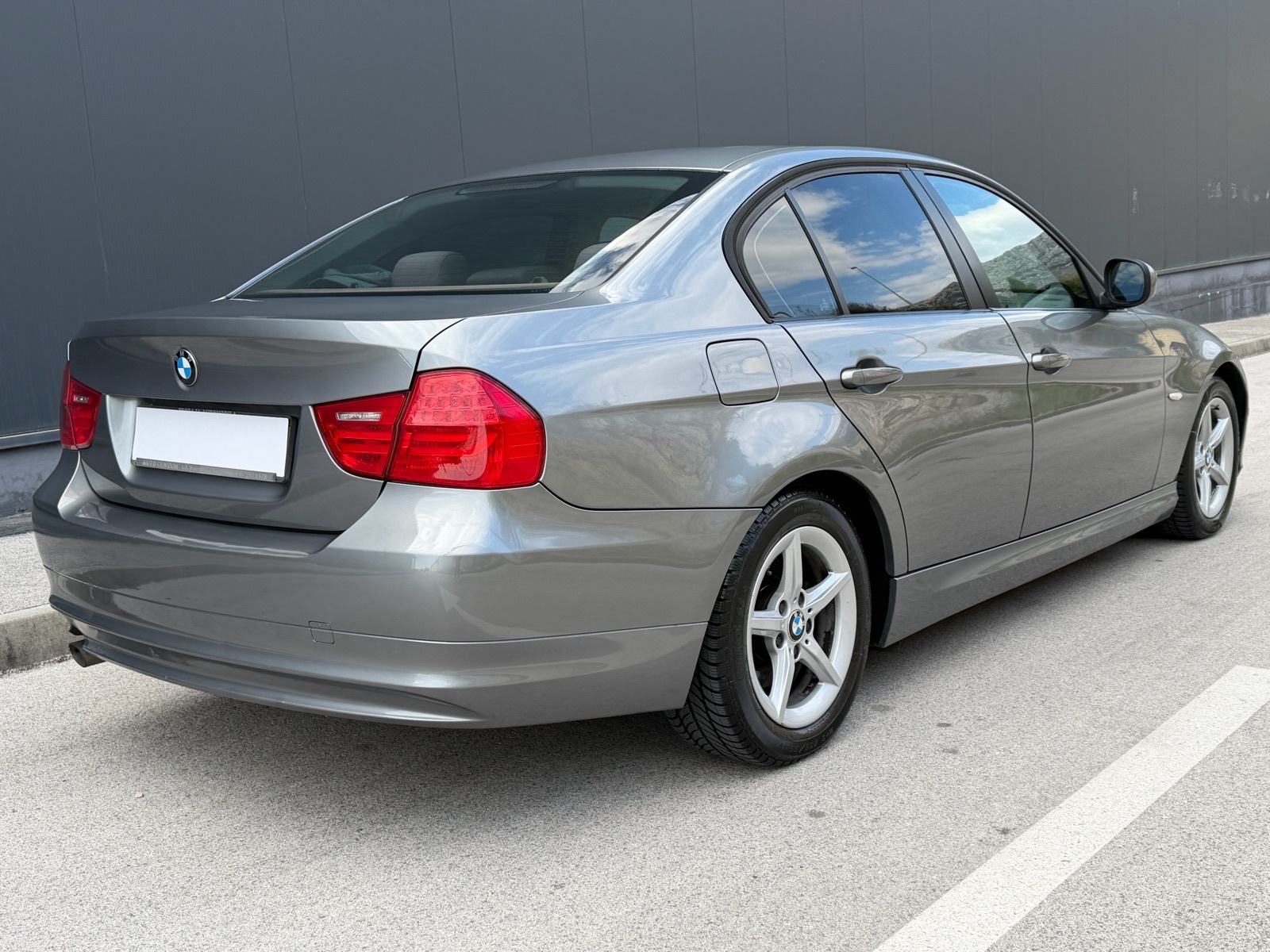 BMW 318d, REGISTR 02/2027,ALU FELGE,KLIMA,MF VOLAN,TOP STANJE, fotografija 6