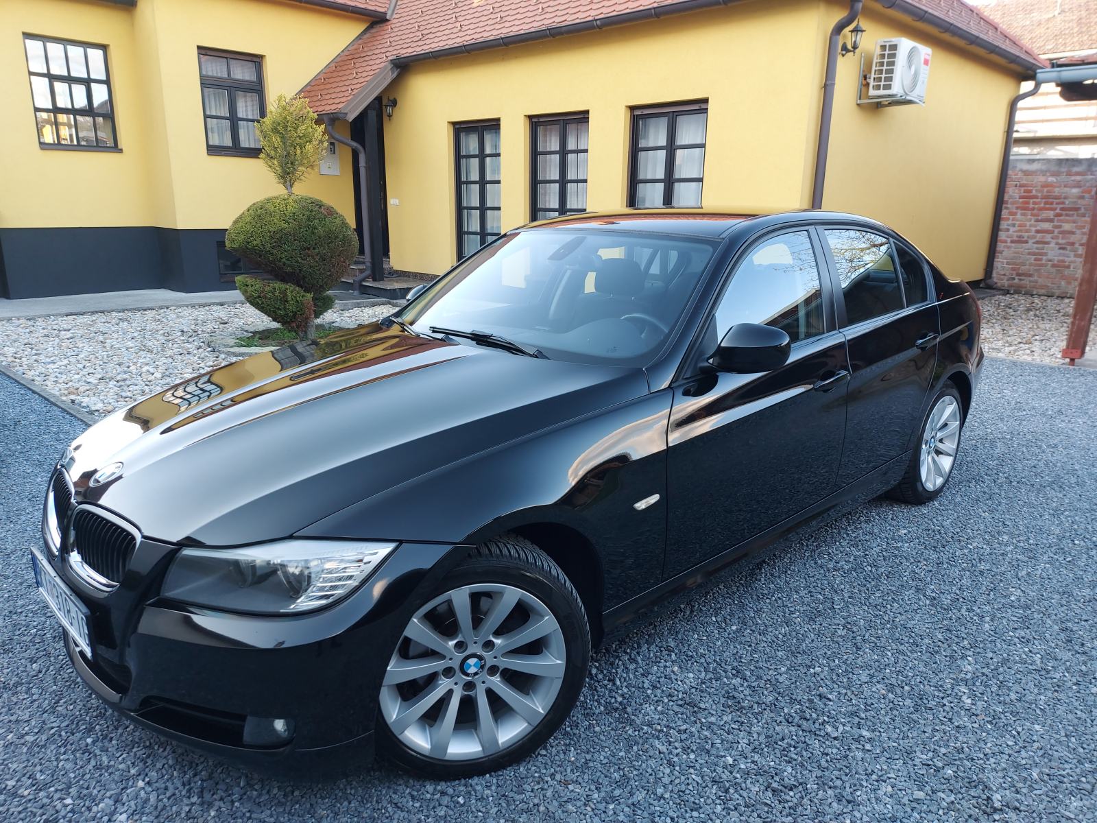 BMW 318d Registriran do 7.8.2027., fotografija 8